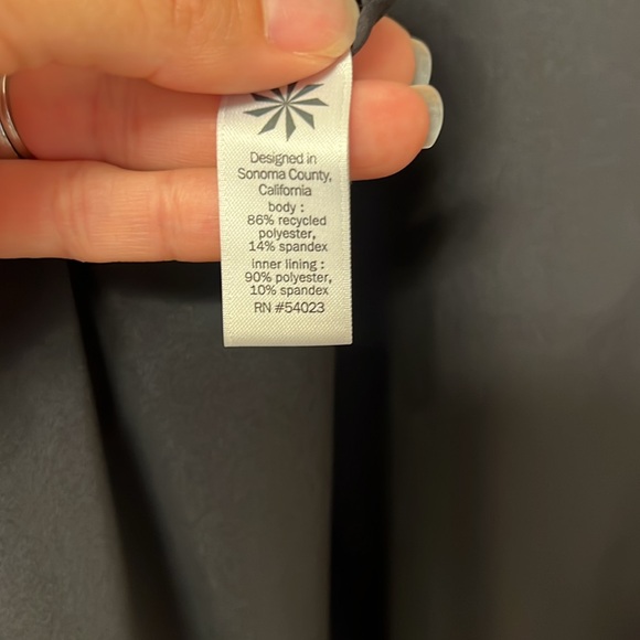 Athleta black skort with two zippered pockets - Picture 6 of 6